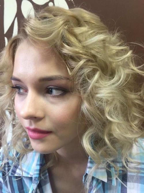 В нашем салоне мы сделаем вам прическу и макияж на любое мероприятие, любой сложности окрашивание и стрижку, коррекцию и оформление бровей. 01