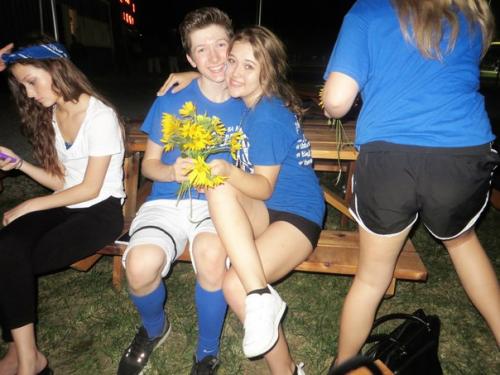 Сегодня в школу приезжало телевидение снимать Школьный дух нашей школы перед хоумкамингом) пончики бесплатные были) все так орали. 07 Сегодня в школу приезжало телевидение снимать Школьный дух нашей школы перед хоумкамингом) пончики бесплатные были) все так орали. 07