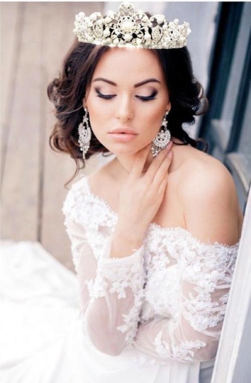 Каждая невеста, продумывая свой внешний вид, старается создать элегантный изысканный образ, но в то же время романтичный и женственный. 01