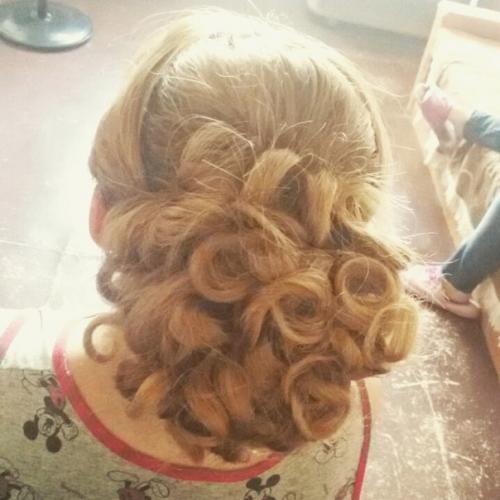 Дорогие девушки, делаю различные прически, наращивания ногтей, маникюр, макияж, коррекция покраска бровей, все это можно сделать у одного мастера. 07