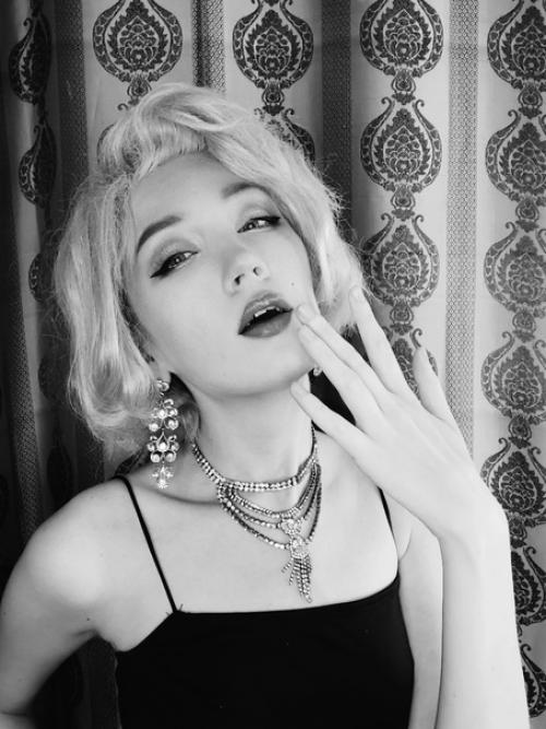 Вечер добрый.  В общем, максимально спонтанно мне пришла в голову идея - сделать косплей на Мерлин Монро. 01