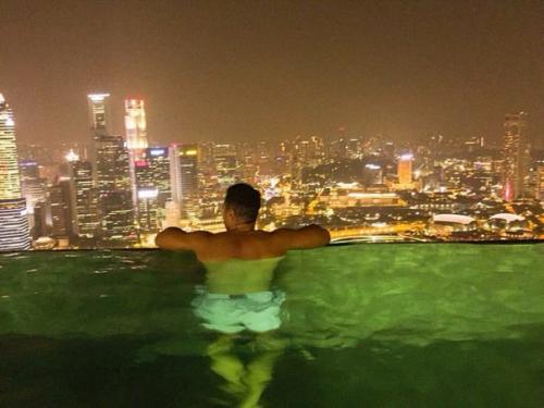 Девчонки!  В Сингапуре этот год юбилейный, туристы спешат к ним, а среди них ооочень привлекательные итальянцы? 02 Девчонки!  В Сингапуре этот год юбилейный, туристы спешат к ним, а среди них ооочень привлекательные итальянцы? 02