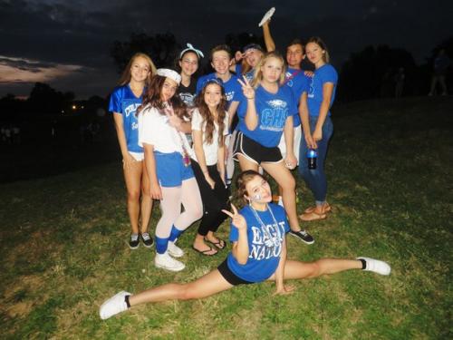 Сегодня в школу приезжало телевидение снимать Школьный дух нашей школы перед хоумкамингом) пончики бесплатные были) все так орали. 06 Сегодня в школу приезжало телевидение снимать Школьный дух нашей школы перед хоумкамингом) пончики бесплатные были) все так орали. 06