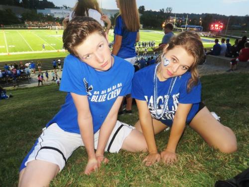 Сегодня в школу приезжало телевидение снимать Школьный дух нашей школы перед хоумкамингом) пончики бесплатные были) все так орали. 01 Сегодня в школу приезжало телевидение снимать Школьный дух нашей школы перед хоумкамингом) пончики бесплатные были) все так орали. 01