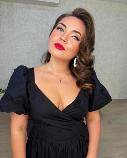 И подружка невесты в этот день должна выглядеть ничем не хуже самой невесты. 01